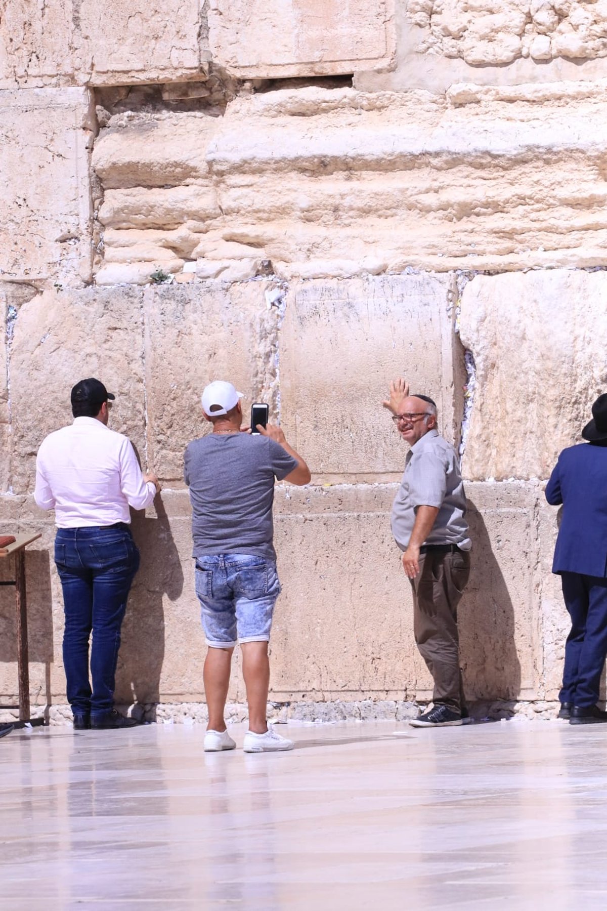 לתעד את המתעדים: התיירים שמצטלמים בכותל • צפו