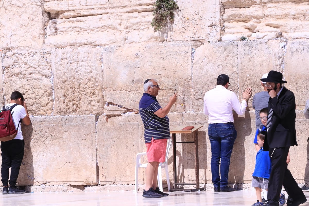 לתעד את המתעדים: התיירים שמצטלמים בכותל • צפו