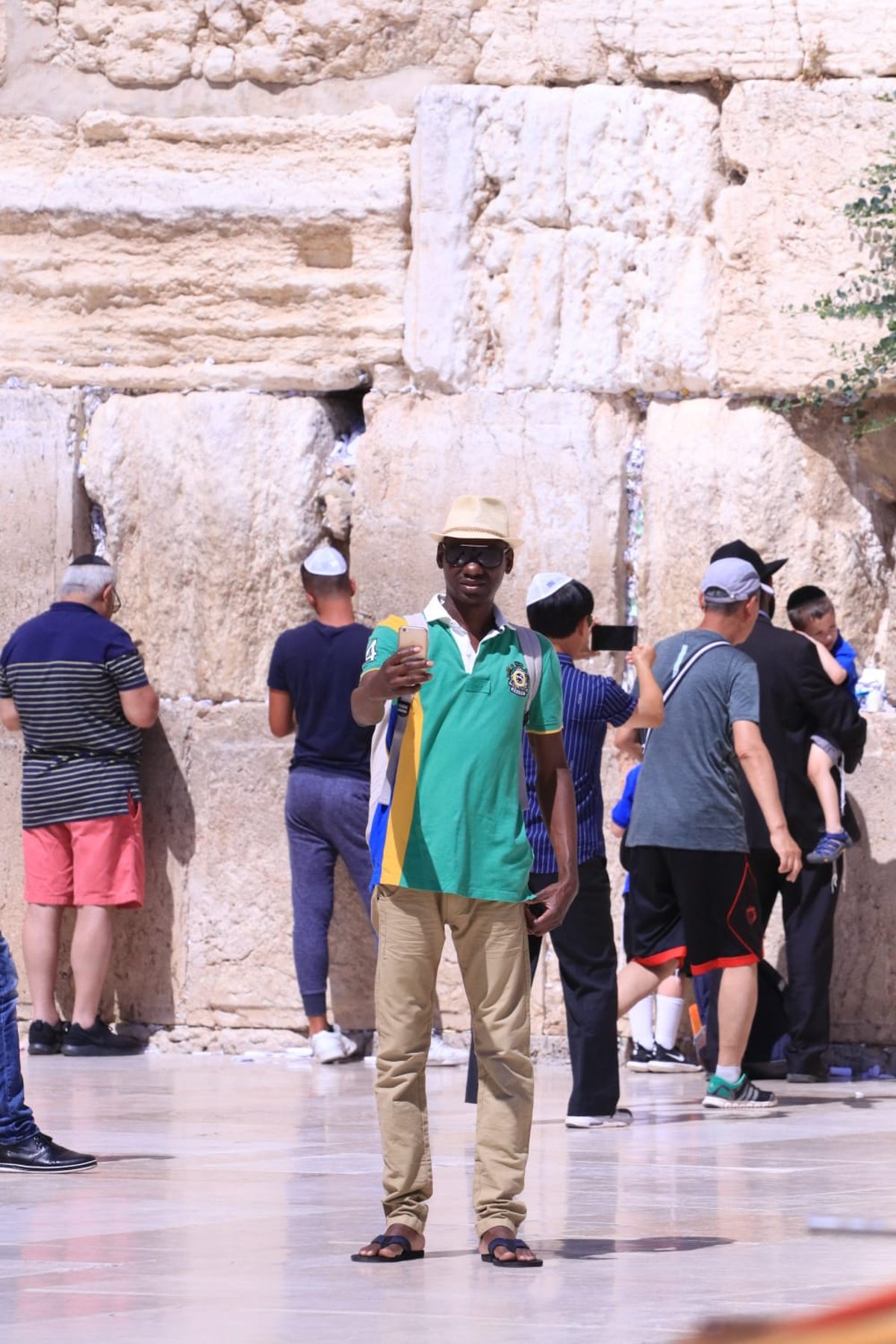 לתעד את המתעדים: התיירים שמצטלמים בכותל • צפו