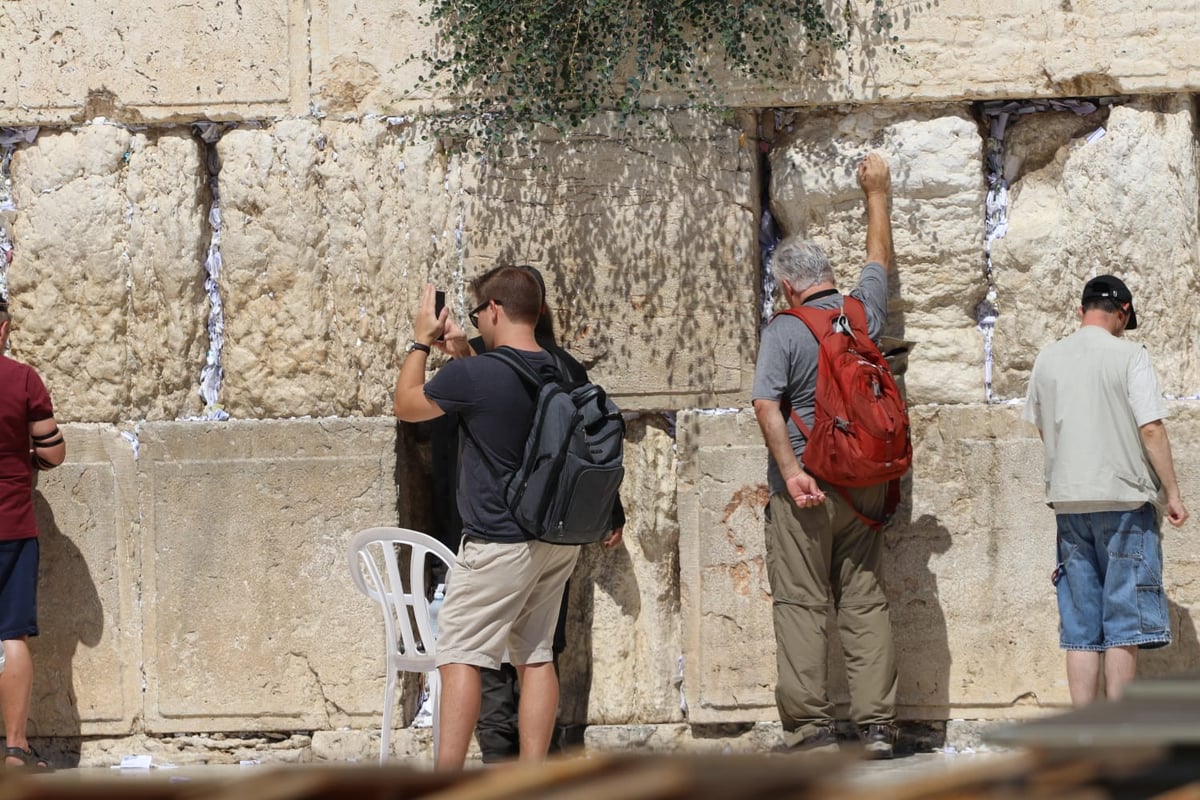 לתעד את המתעדים: התיירים שמצטלמים בכותל • צפו