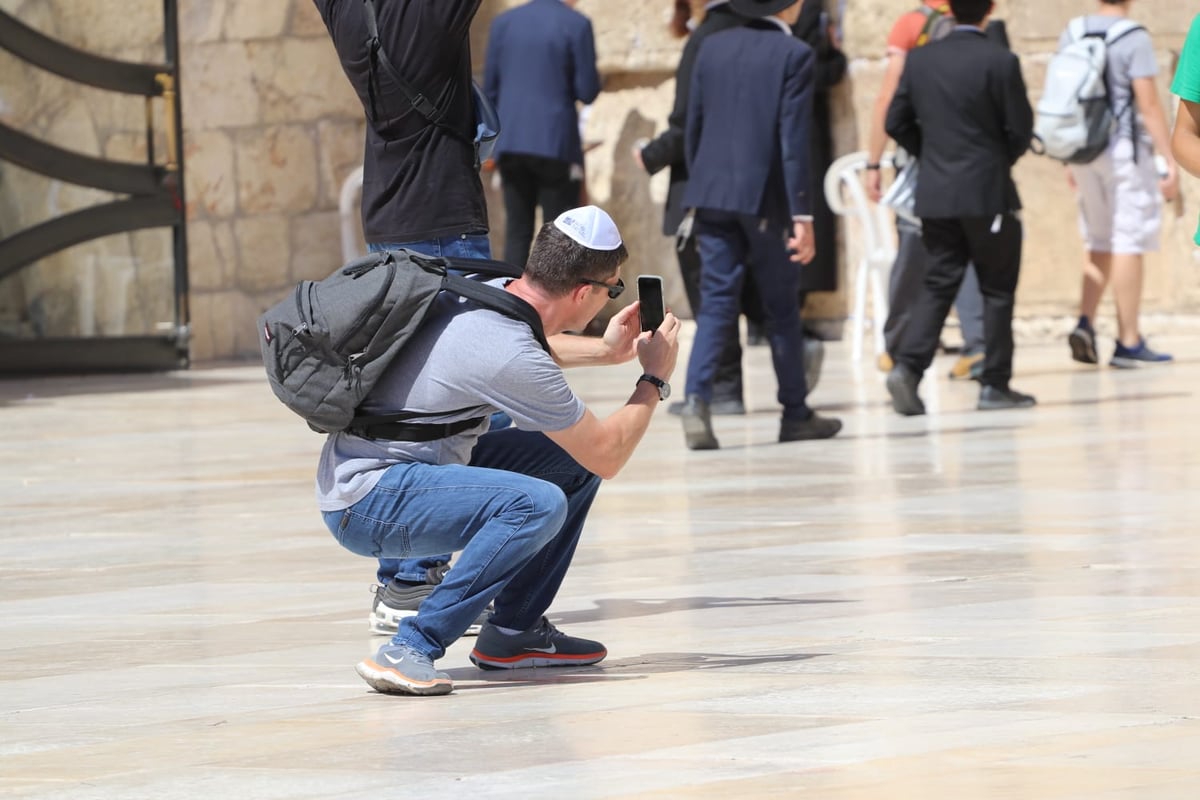 לתעד את המתעדים: התיירים שמצטלמים בכותל • צפו