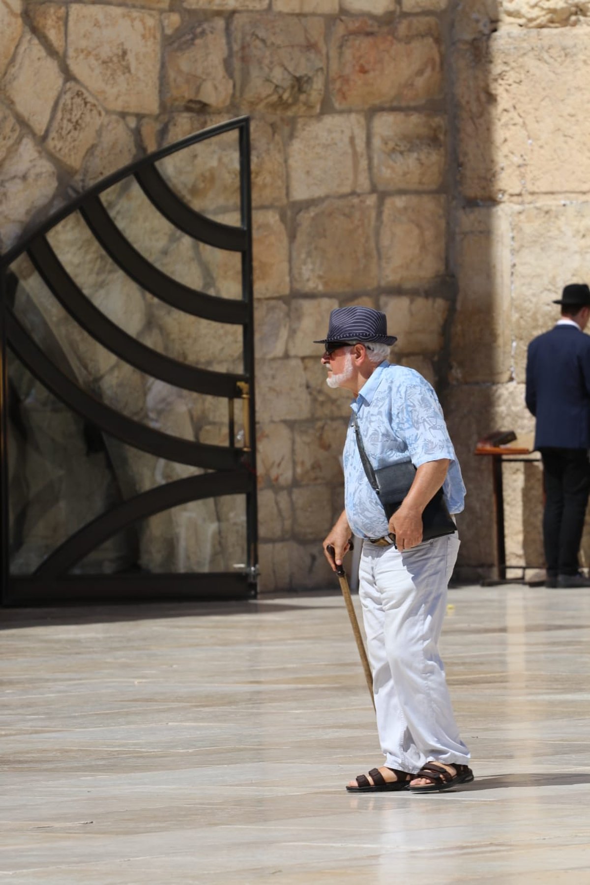 לתעד את המתעדים: התיירים שמצטלמים בכותל • צפו