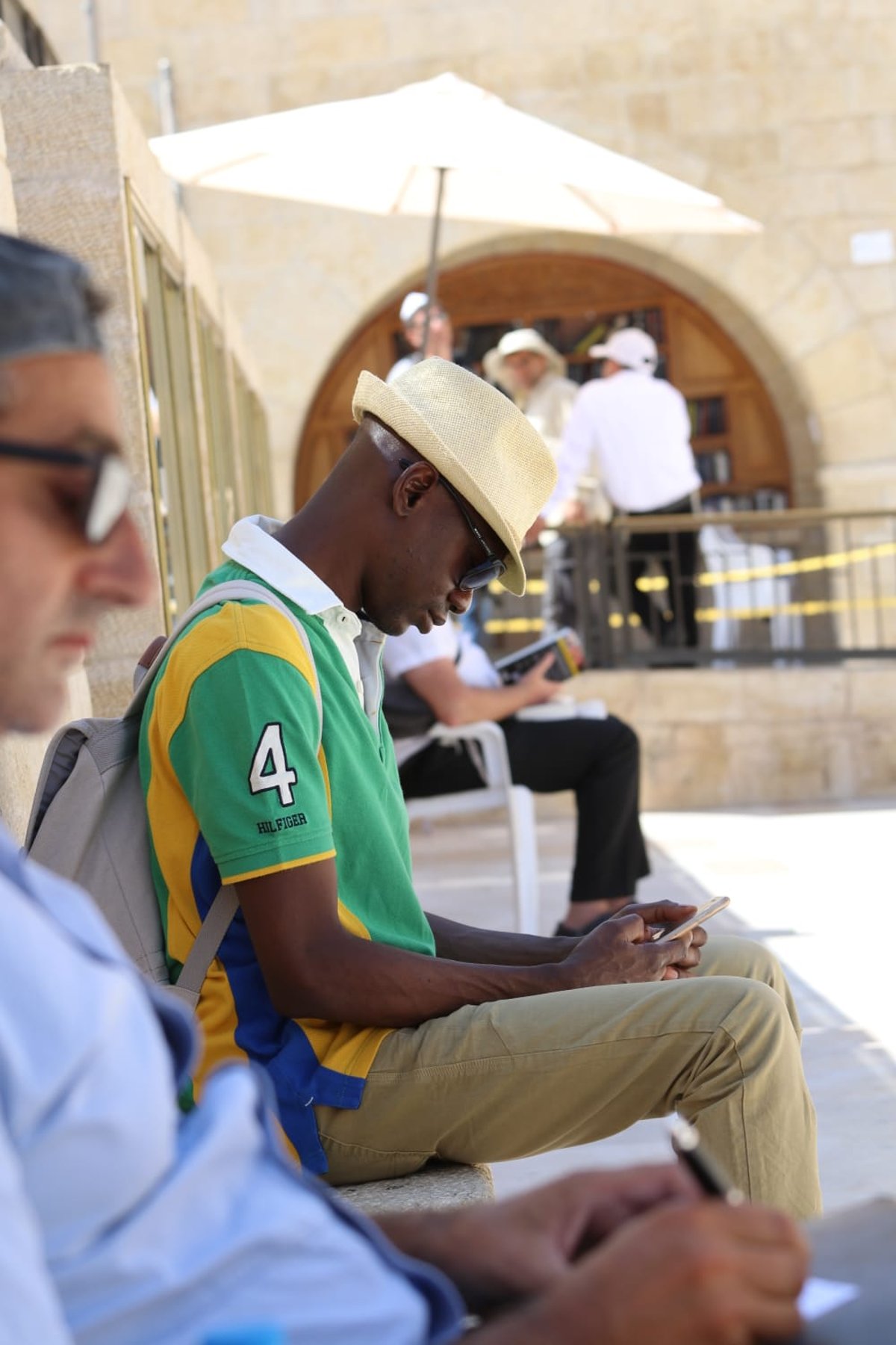 לתעד את המתעדים: התיירים שמצטלמים בכותל • צפו