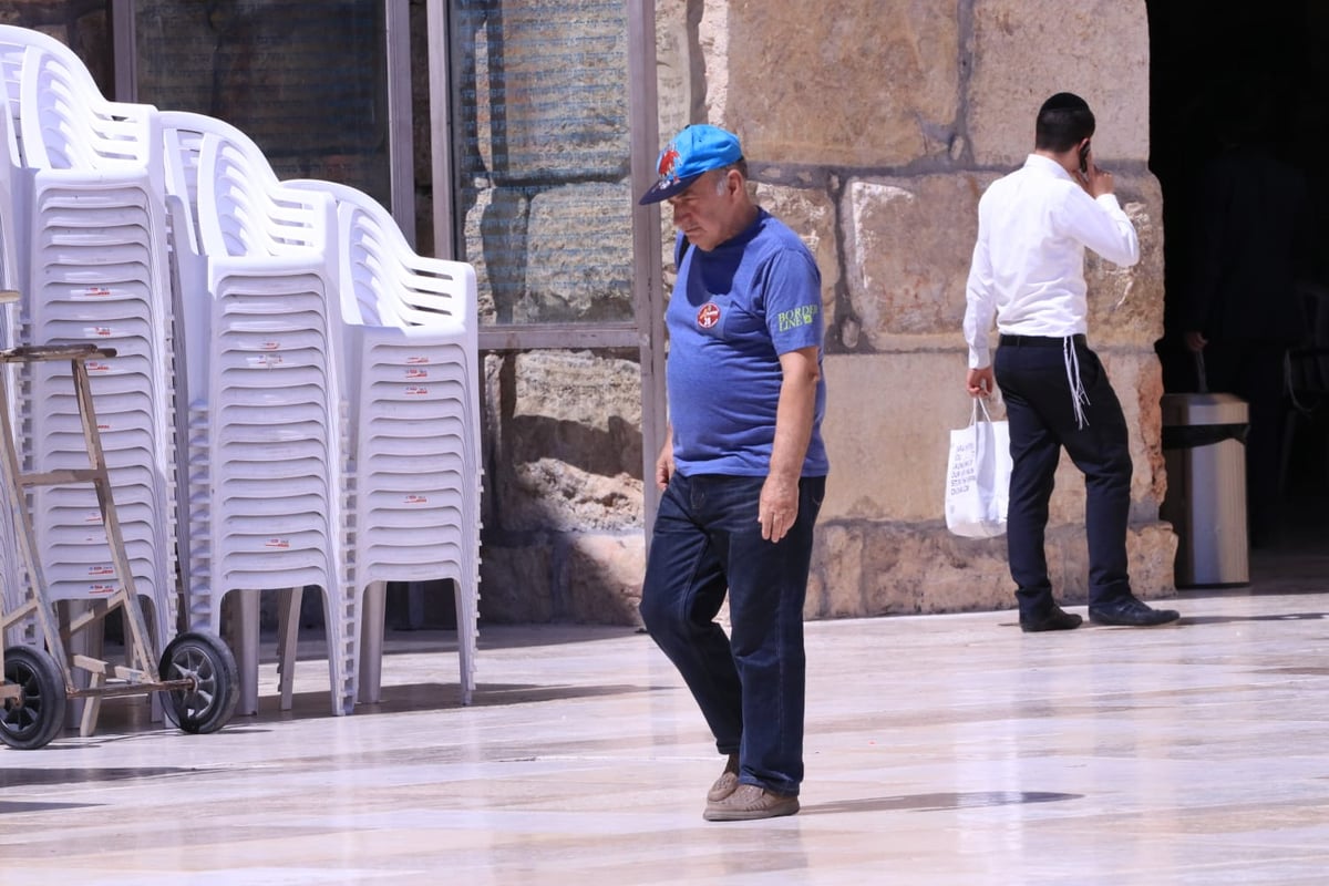 לתעד את המתעדים: התיירים שמצטלמים בכותל • צפו