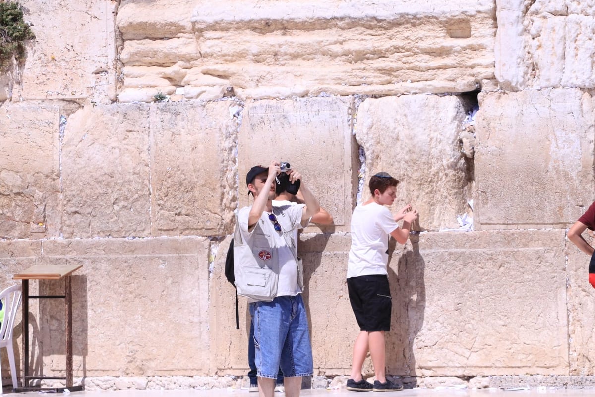 לתעד את המתעדים: התיירים שמצטלמים בכותל • צפו