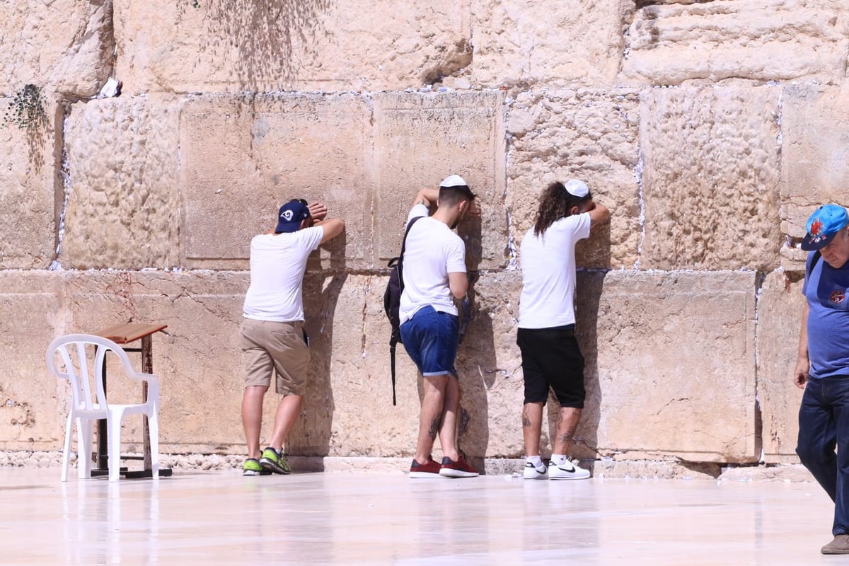 לתעד את המתעדים: התיירים שמצטלמים בכותל • צפו