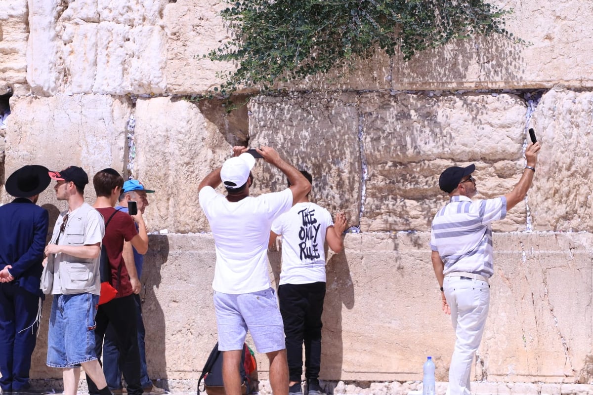 לתעד את המתעדים: התיירים שמצטלמים בכותל • צפו