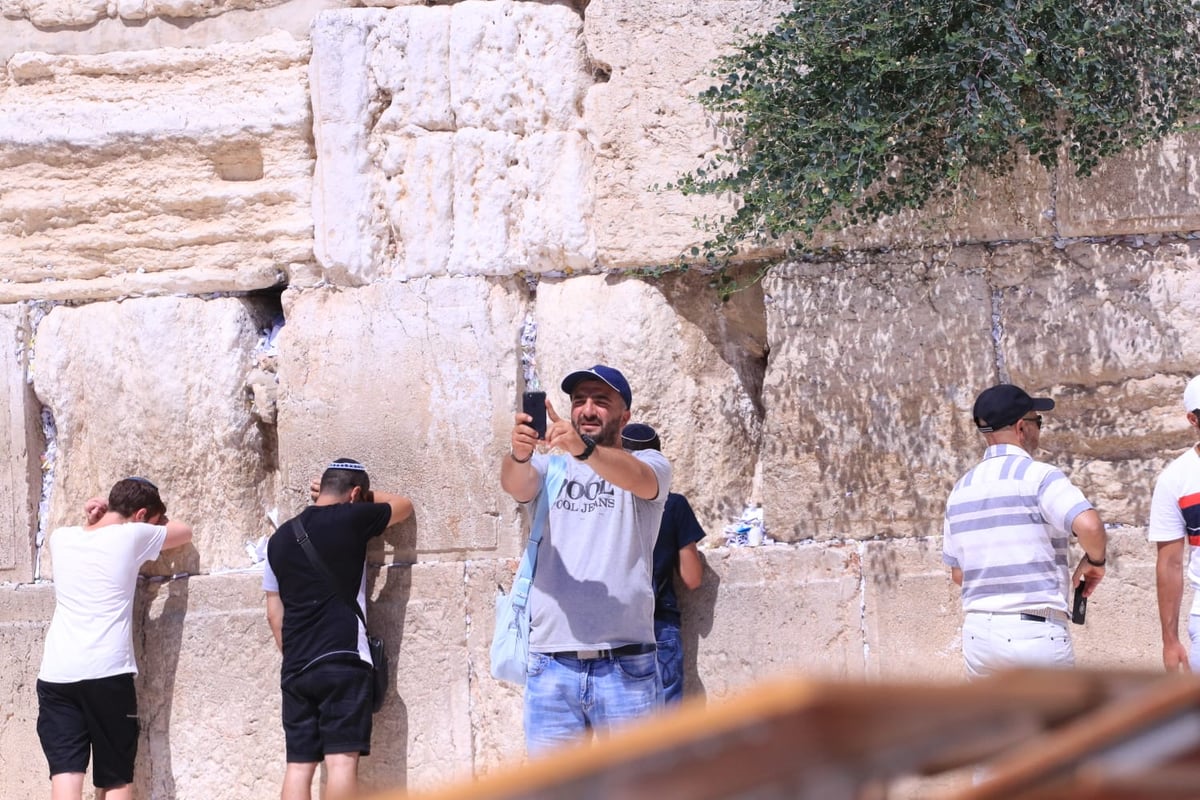 לתעד את המתעדים: התיירים שמצטלמים בכותל • צפו