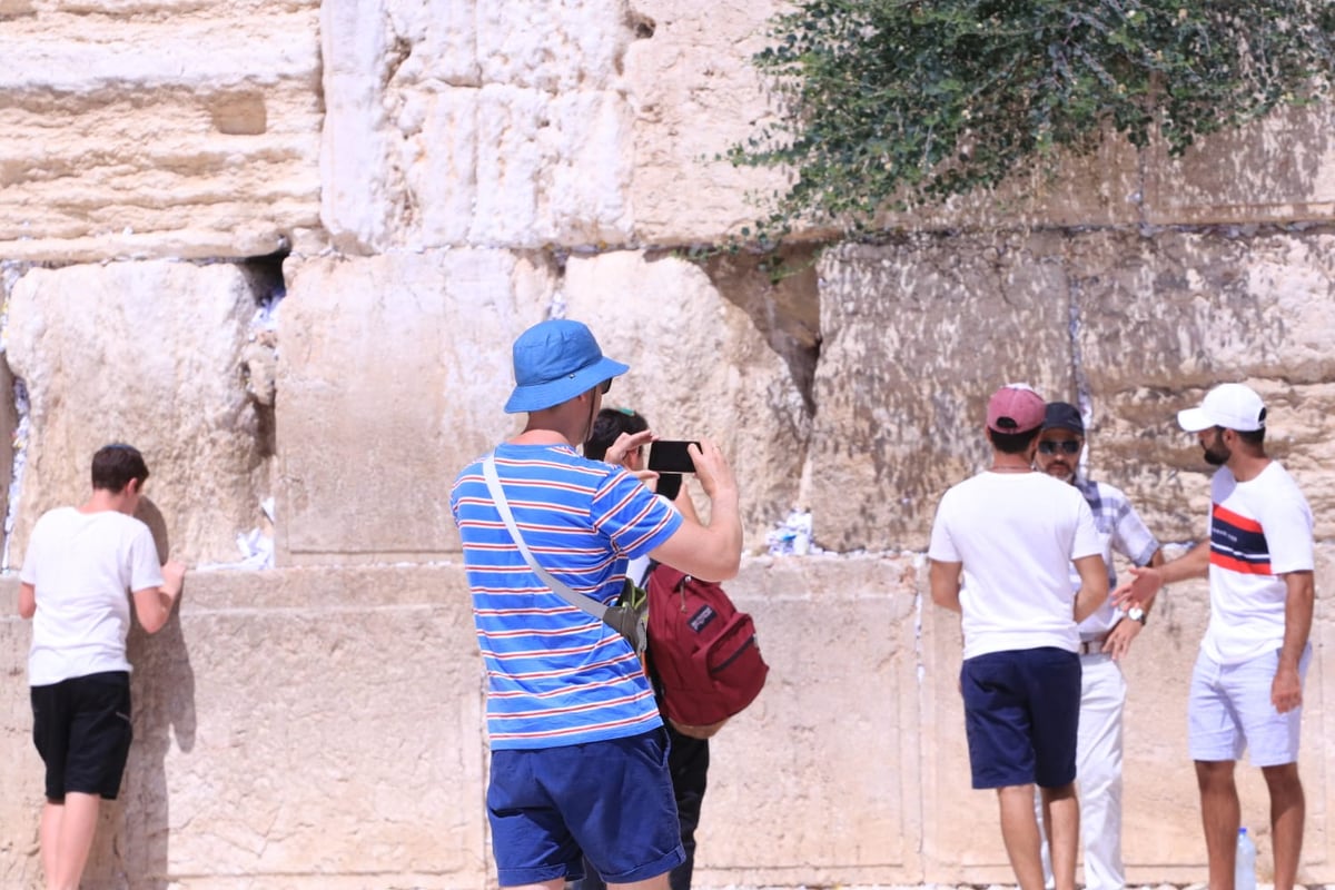 לתעד את המתעדים: התיירים שמצטלמים בכותל • צפו