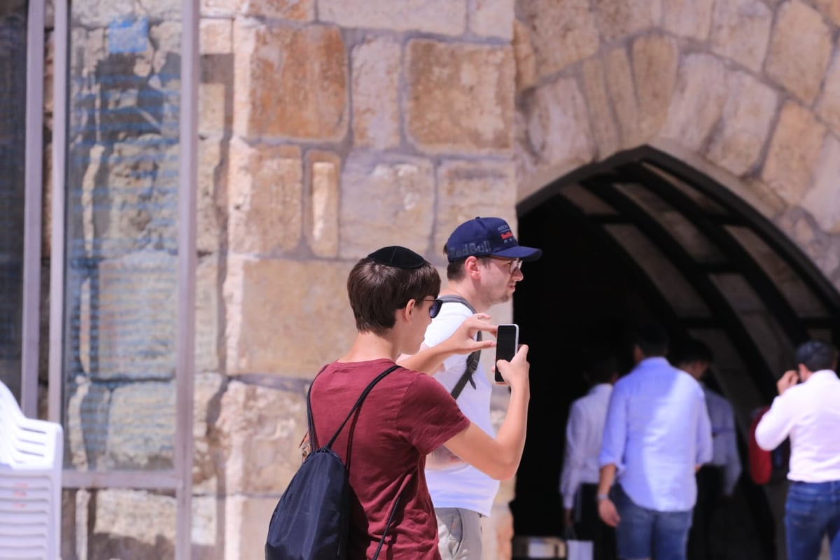 לתעד את המתעדים: התיירים שמצטלמים בכותל • צפו