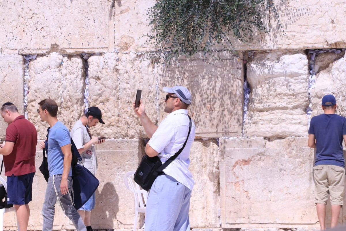 לתעד את המתעדים: התיירים שמצטלמים בכותל • צפו