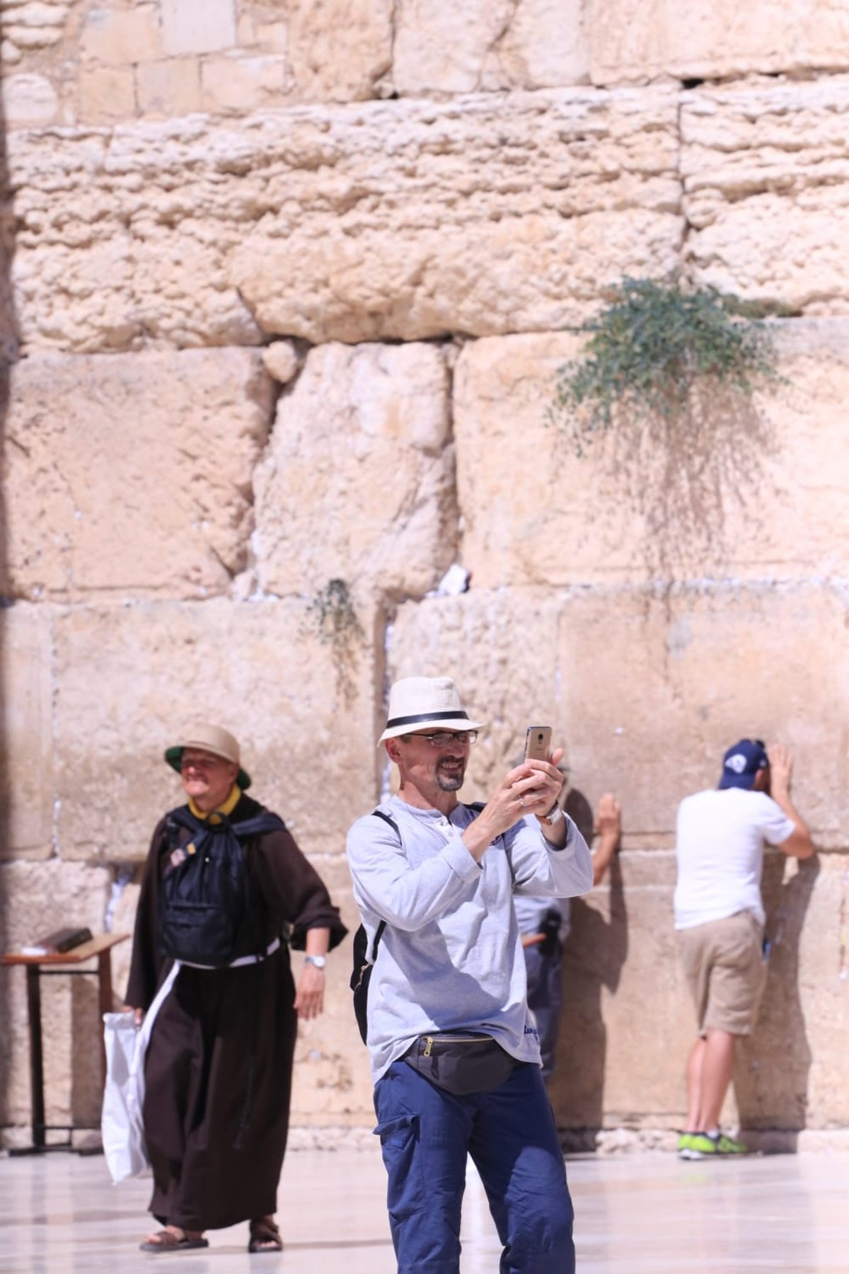 לתעד את המתעדים: התיירים שמצטלמים בכותל • צפו