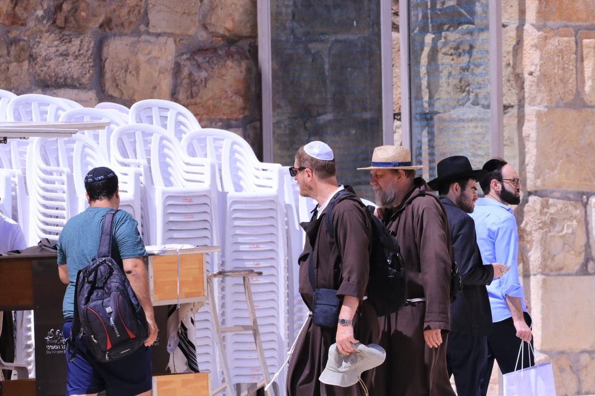 לתעד את המתעדים: התיירים שמצטלמים בכותל • צפו