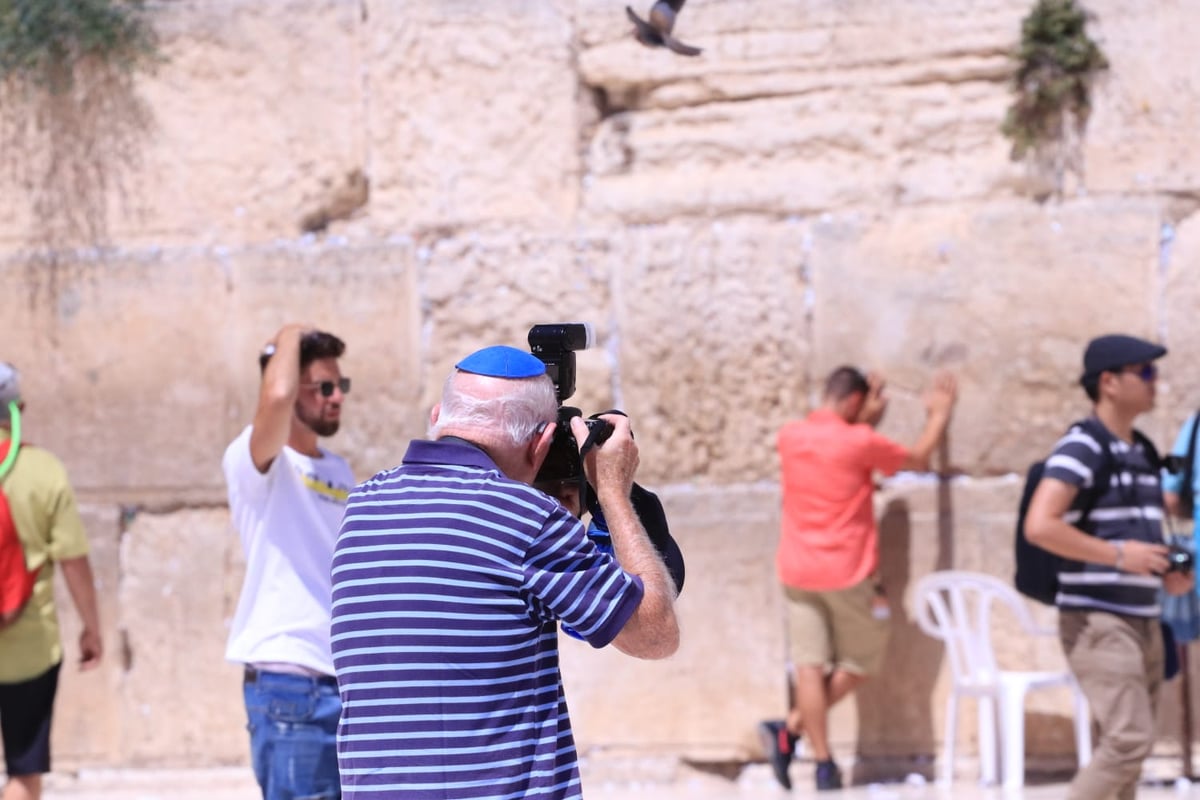 לתעד את המתעדים: התיירים שמצטלמים בכותל • צפו