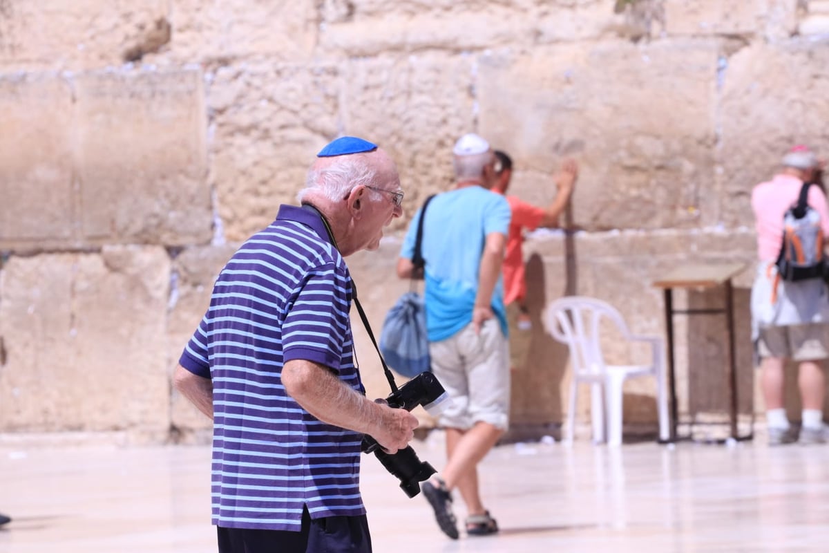 לתעד את המתעדים: התיירים שמצטלמים בכותל • צפו