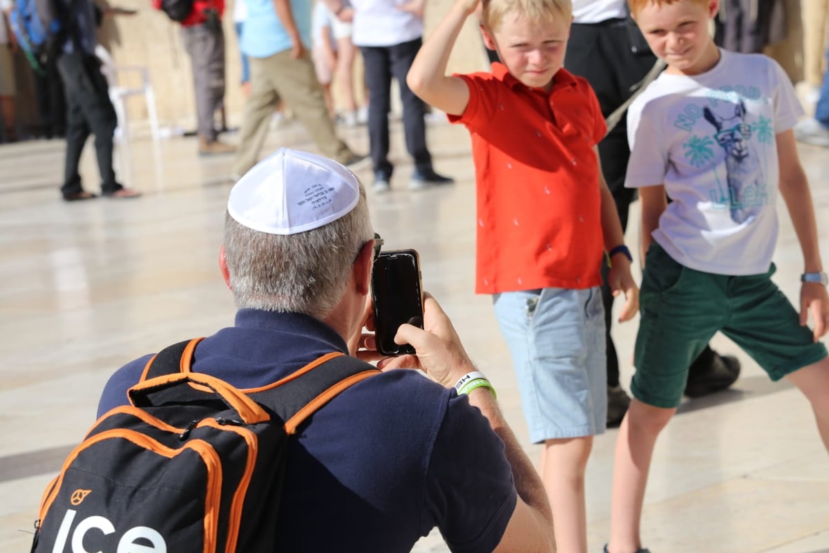 לתעד את המתעדים: התיירים שמצטלמים בכותל • צפו