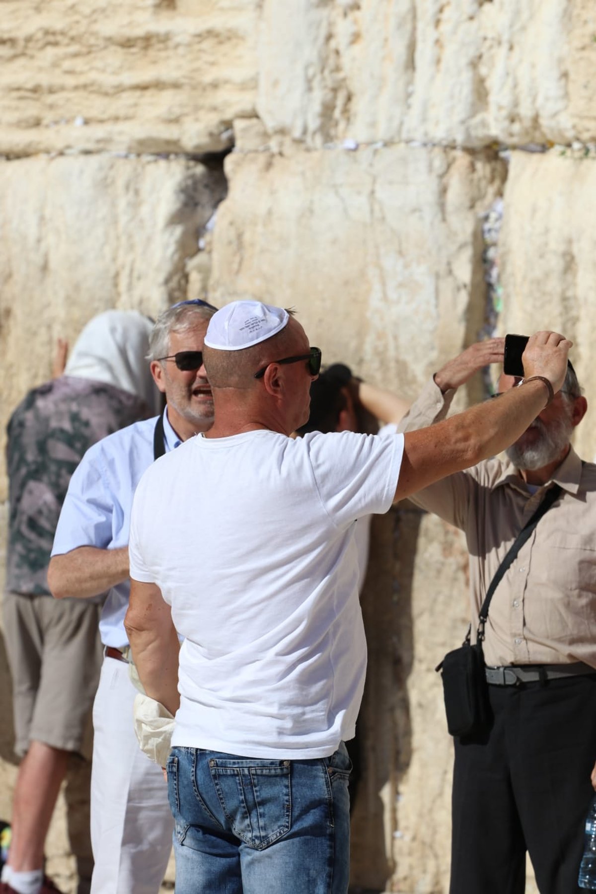 לתעד את המתעדים: התיירים שמצטלמים בכותל • צפו