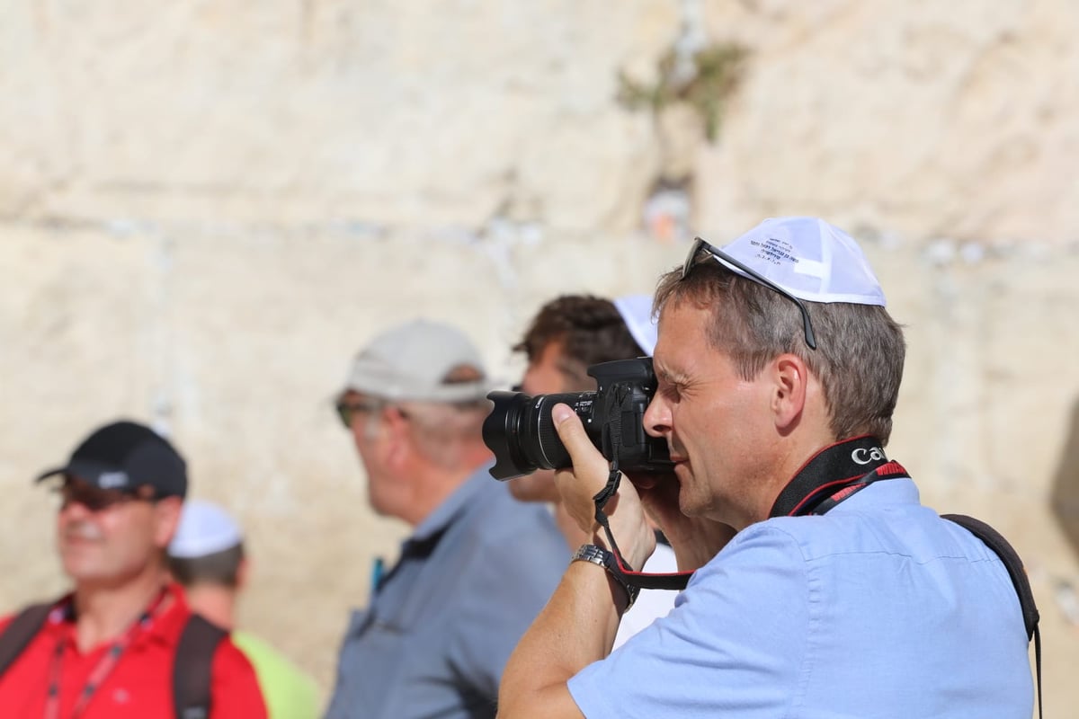 לתעד את המתעדים: התיירים שמצטלמים בכותל • צפו