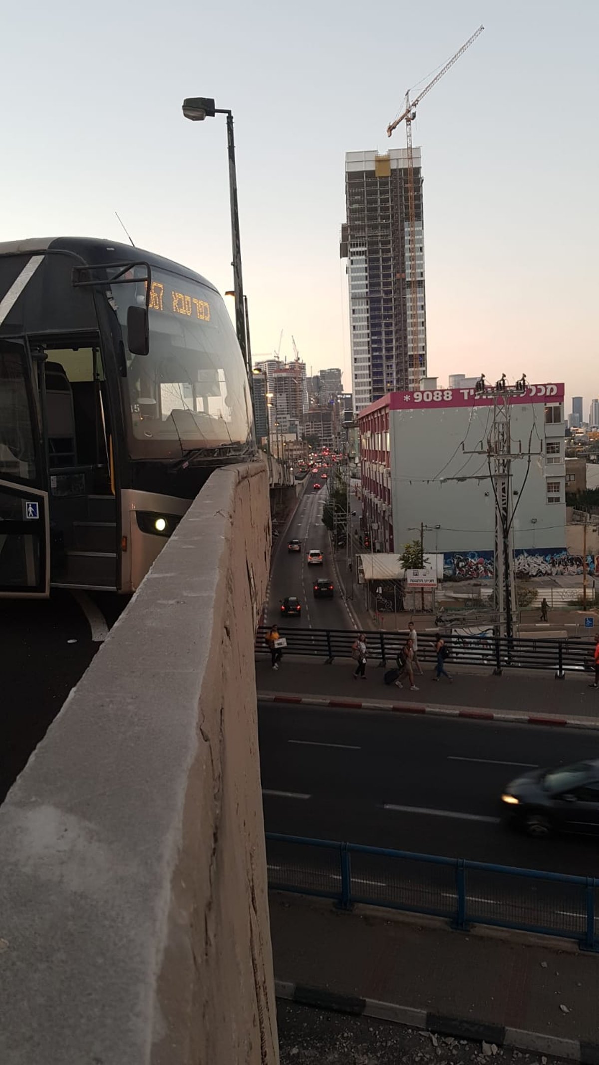 צפו: אוטובוס עשה תאונה עצמית וחסם את ת"א