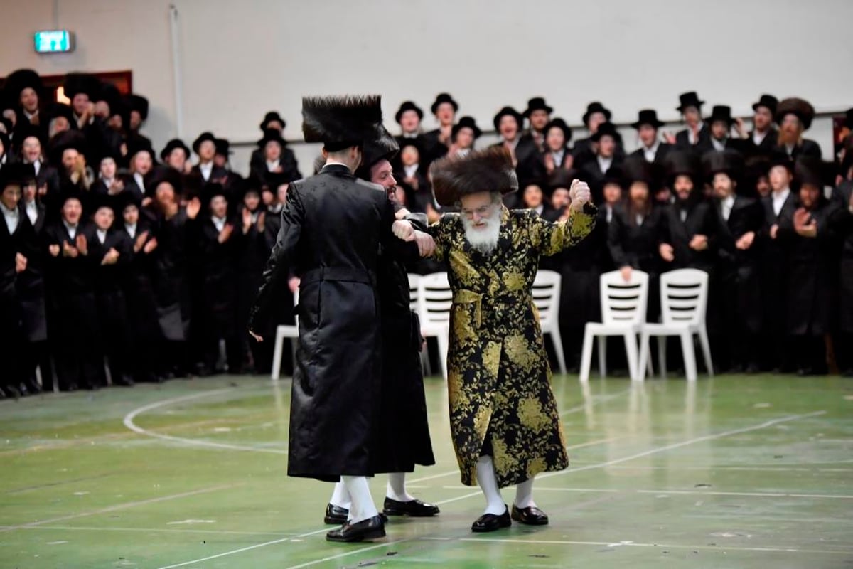 בחורי ויז'ניץ בשבע ברכות לנכד האדמו"ר