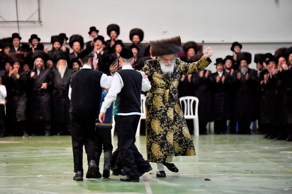 בחורי ויז'ניץ בשבע ברכות לנכד האדמו"ר