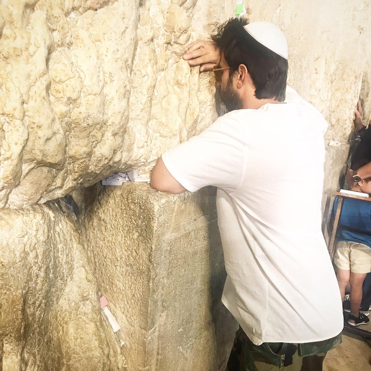 צפו: השחקן יהודה לוי בתפילה בכותל המערבי