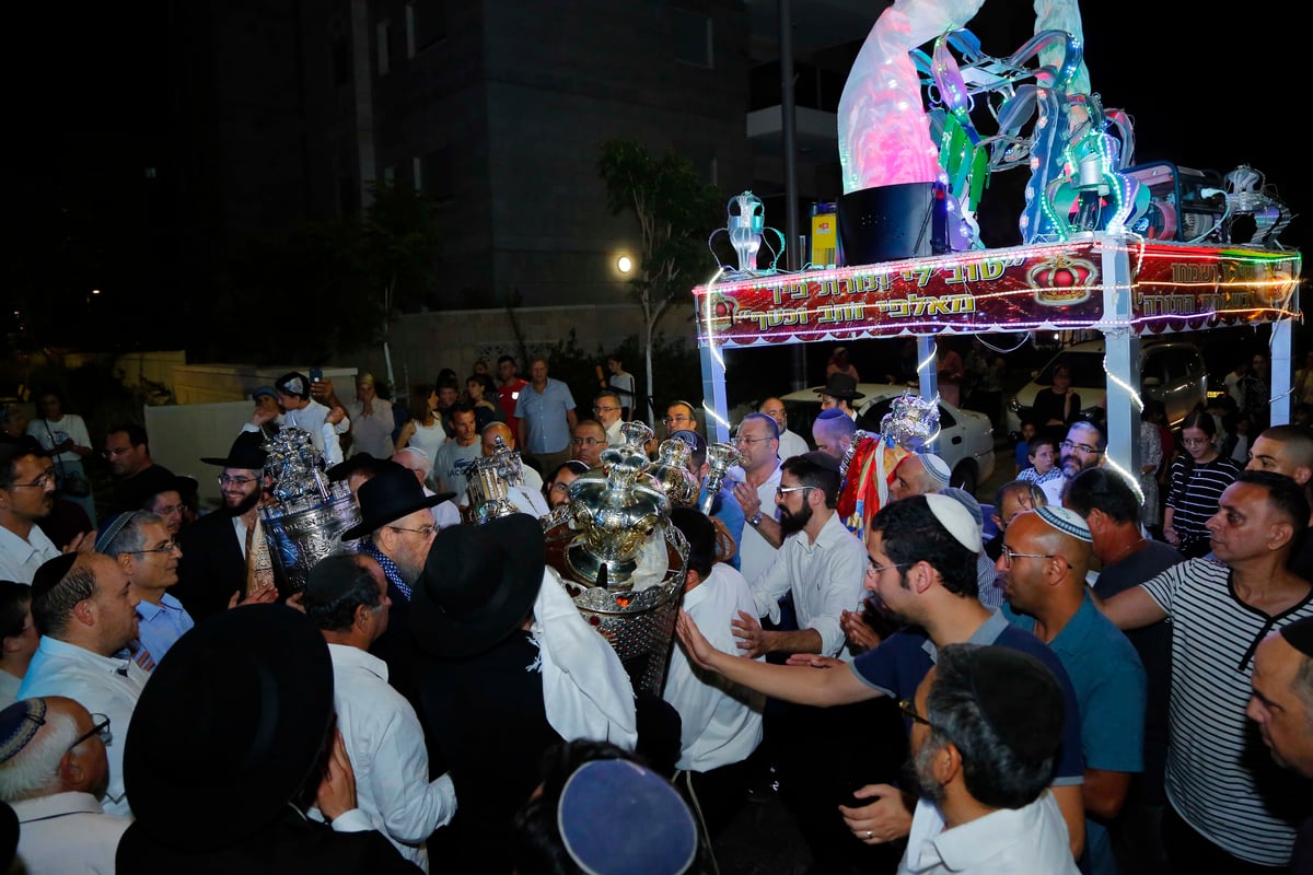 תיעוד: היתומים הכניסו ספר תורה לזכר אמם