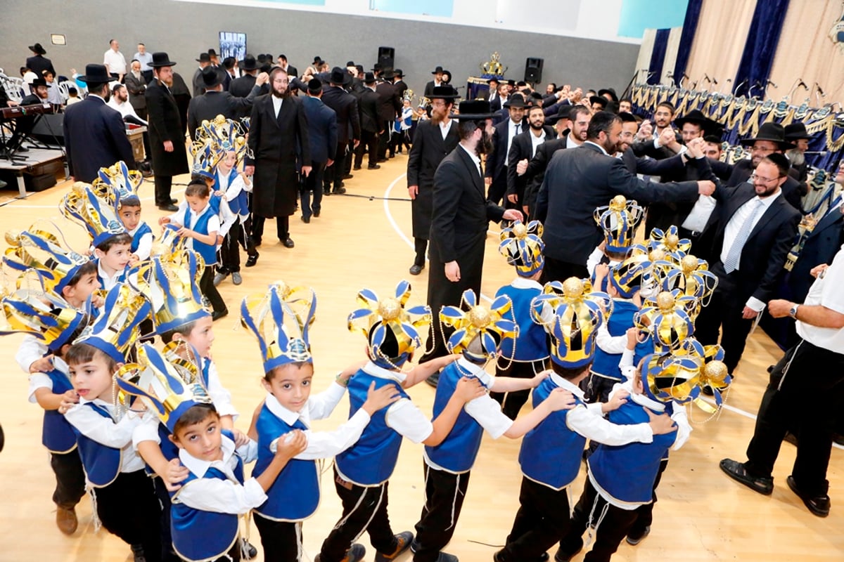 כך חגגו 'מסיבת חומש' בחיידר לבני אברכים ספרדים • צפו