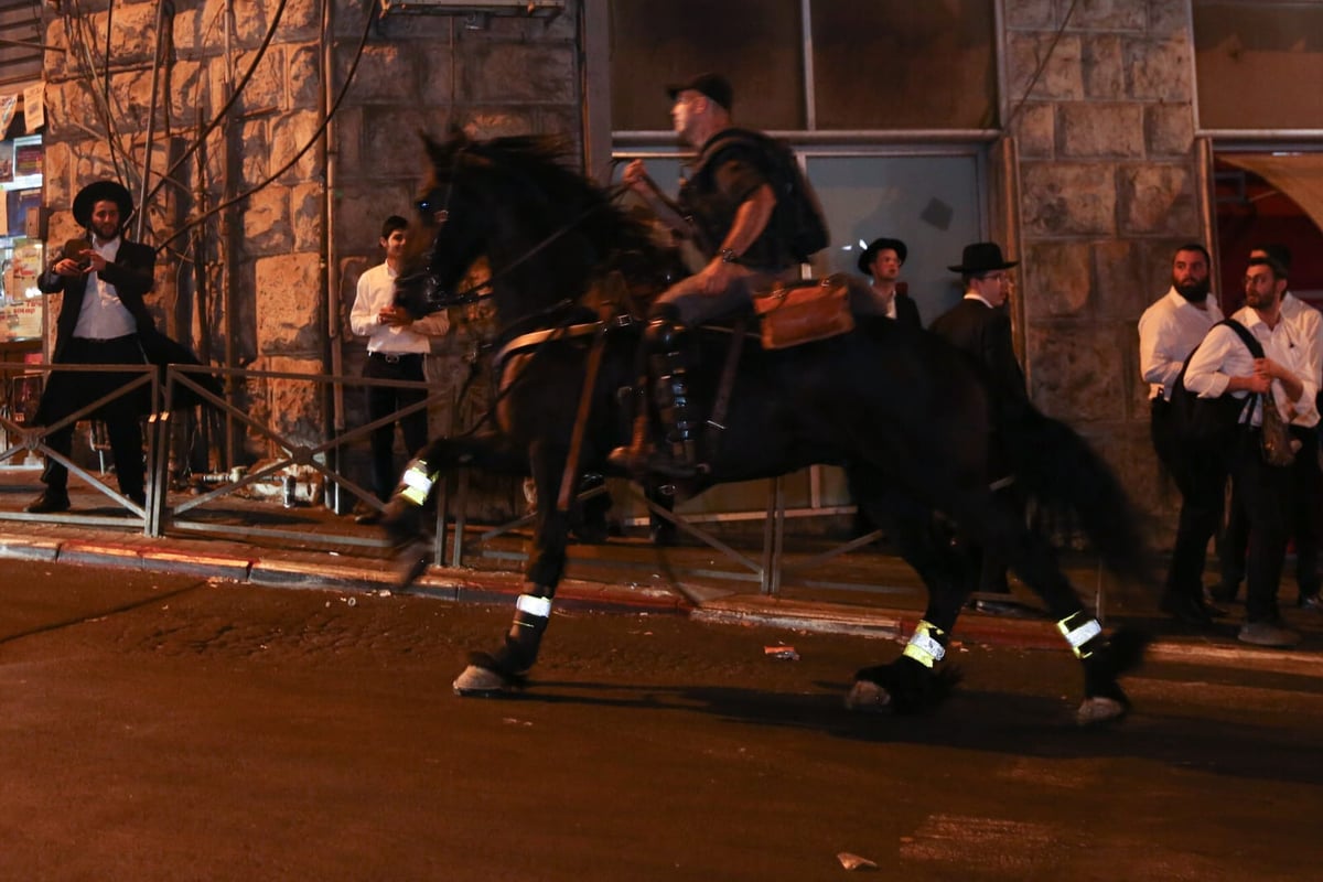 הפגנה סוערת בכיכר השבת: מכת"ז ופרשים