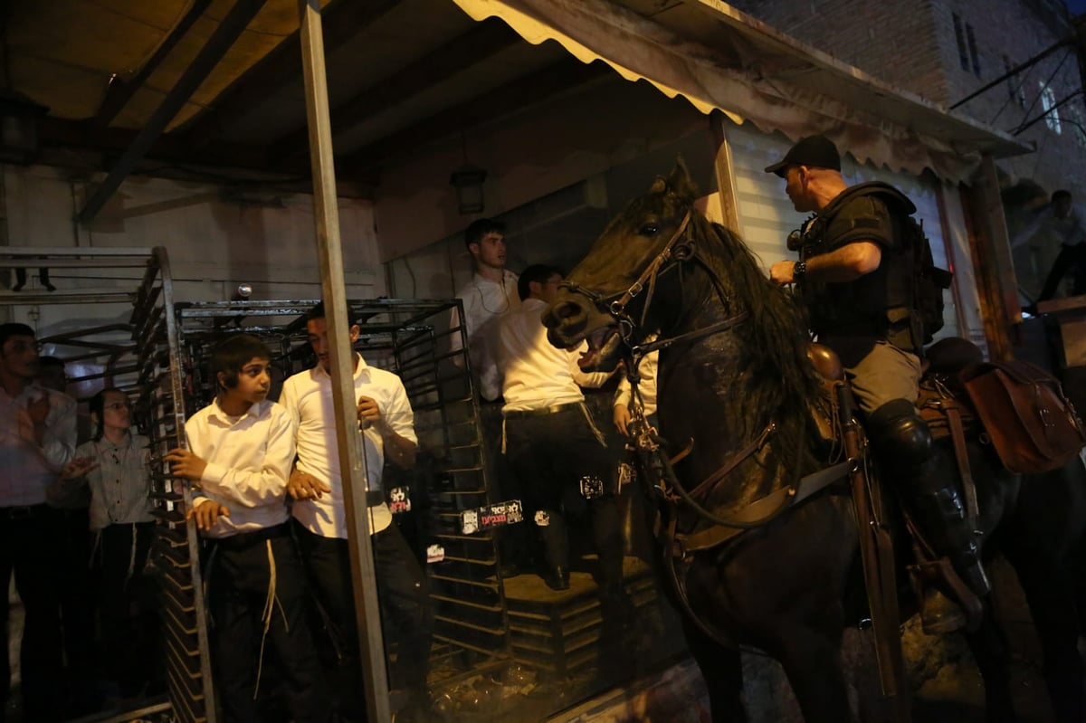 הפגנה סוערת בכיכר השבת: מכת"ז ופרשים