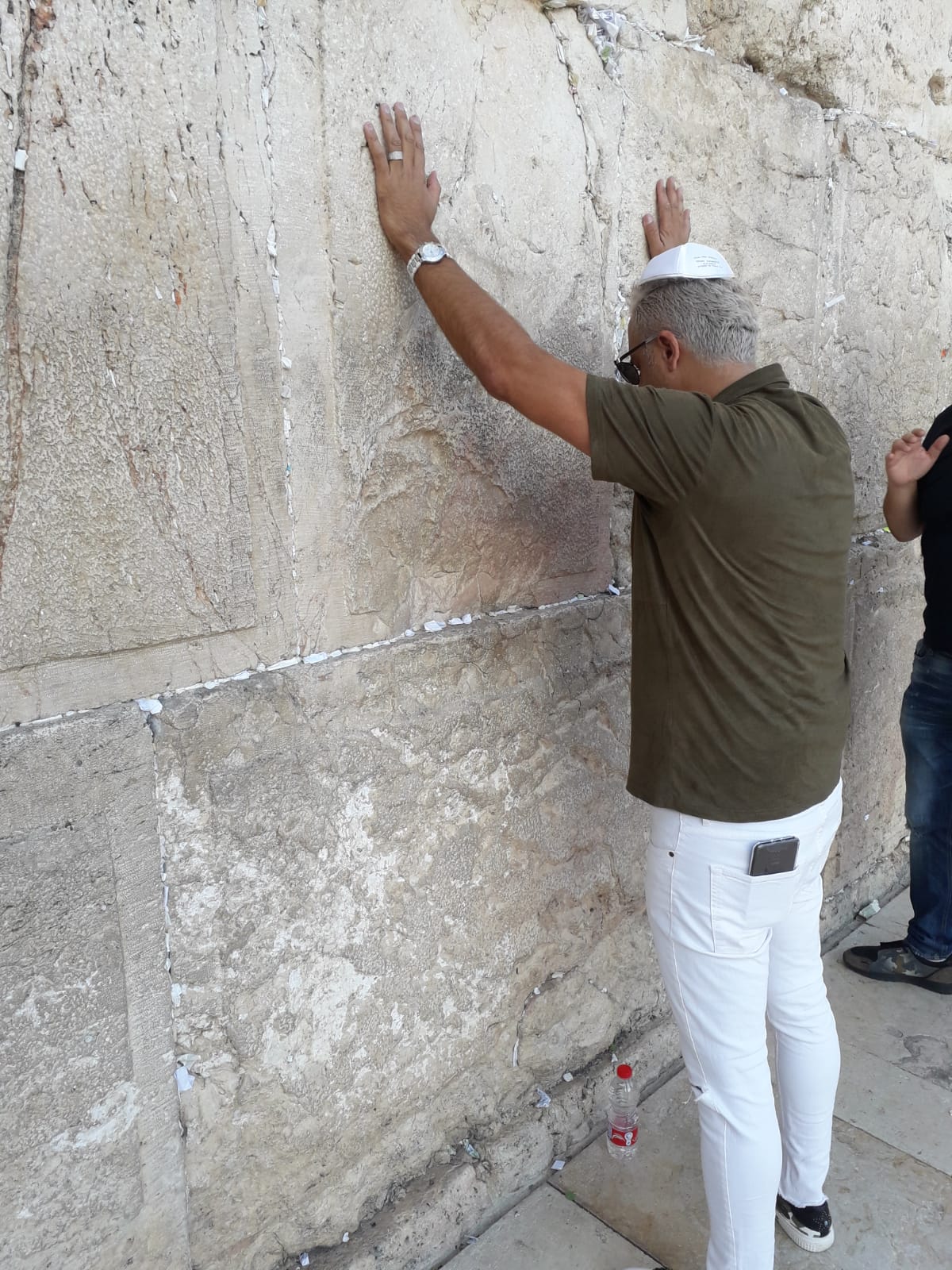 באישון ליל: הזמר קובי פרץ התפלל בכותל