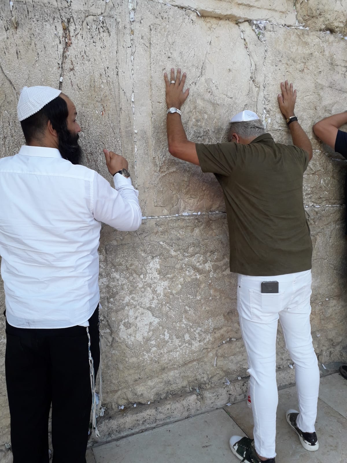 באישון ליל: הזמר קובי פרץ התפלל בכותל