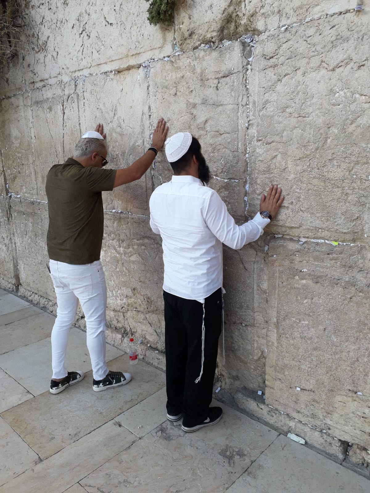 באישון ליל: הזמר קובי פרץ התפלל בכותל