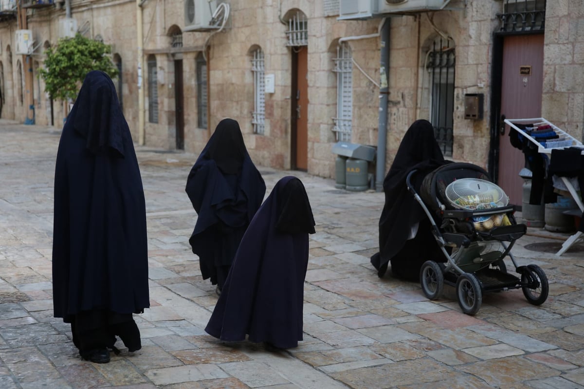 ברחובות העיר ירושלים: אם צועדת עם בנותיה ב'שאלים'