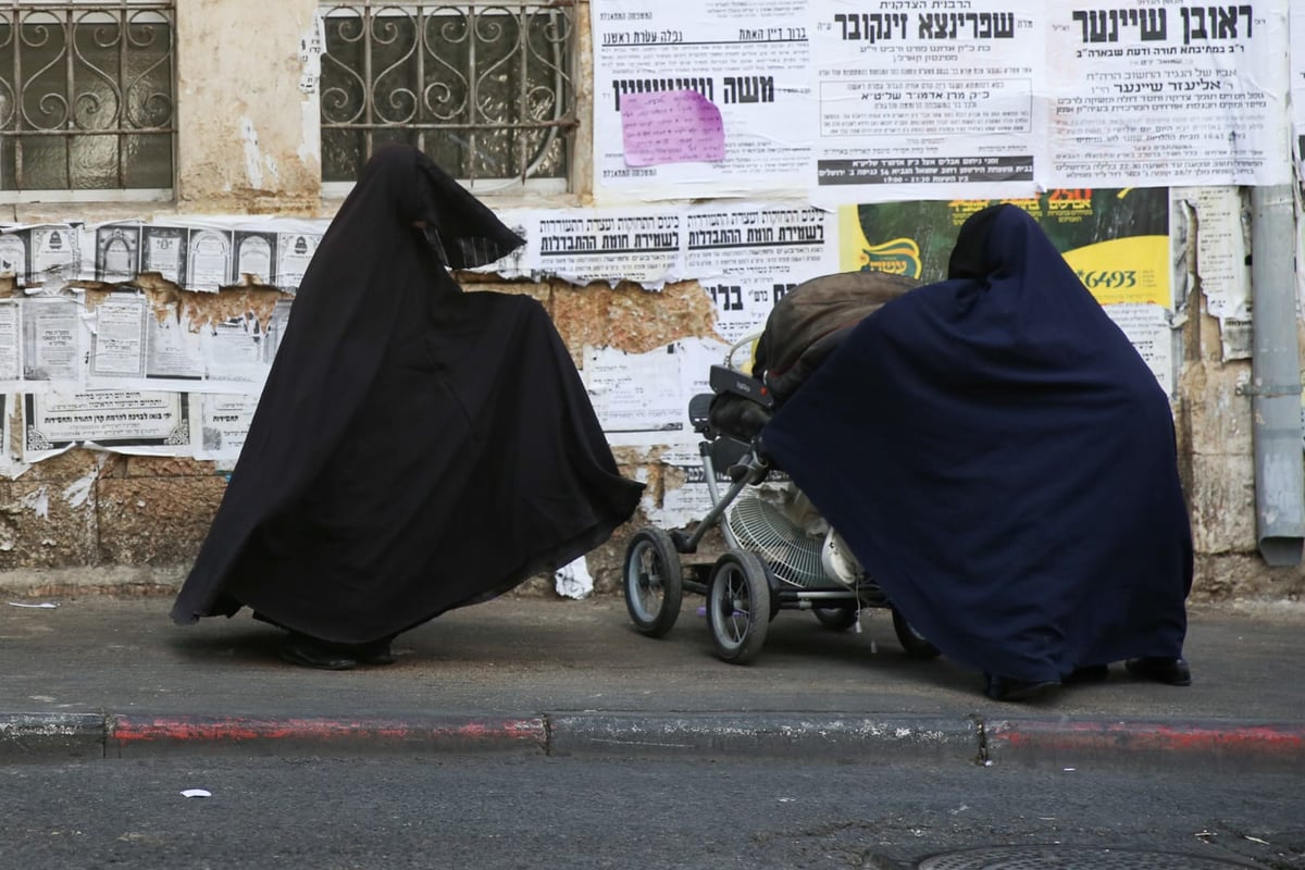 ברחובות העיר ירושלים: אם צועדת עם בנותיה ב'שאלים'