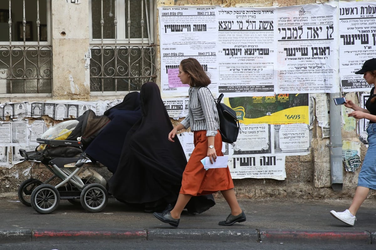 ברחובות העיר ירושלים: אם צועדת עם בנותיה ב'שאלים'