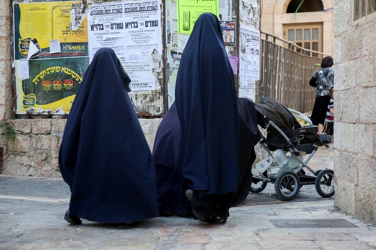 ברחובות העיר ירושלים: אם צועדת עם בנותיה ב'שאלים'