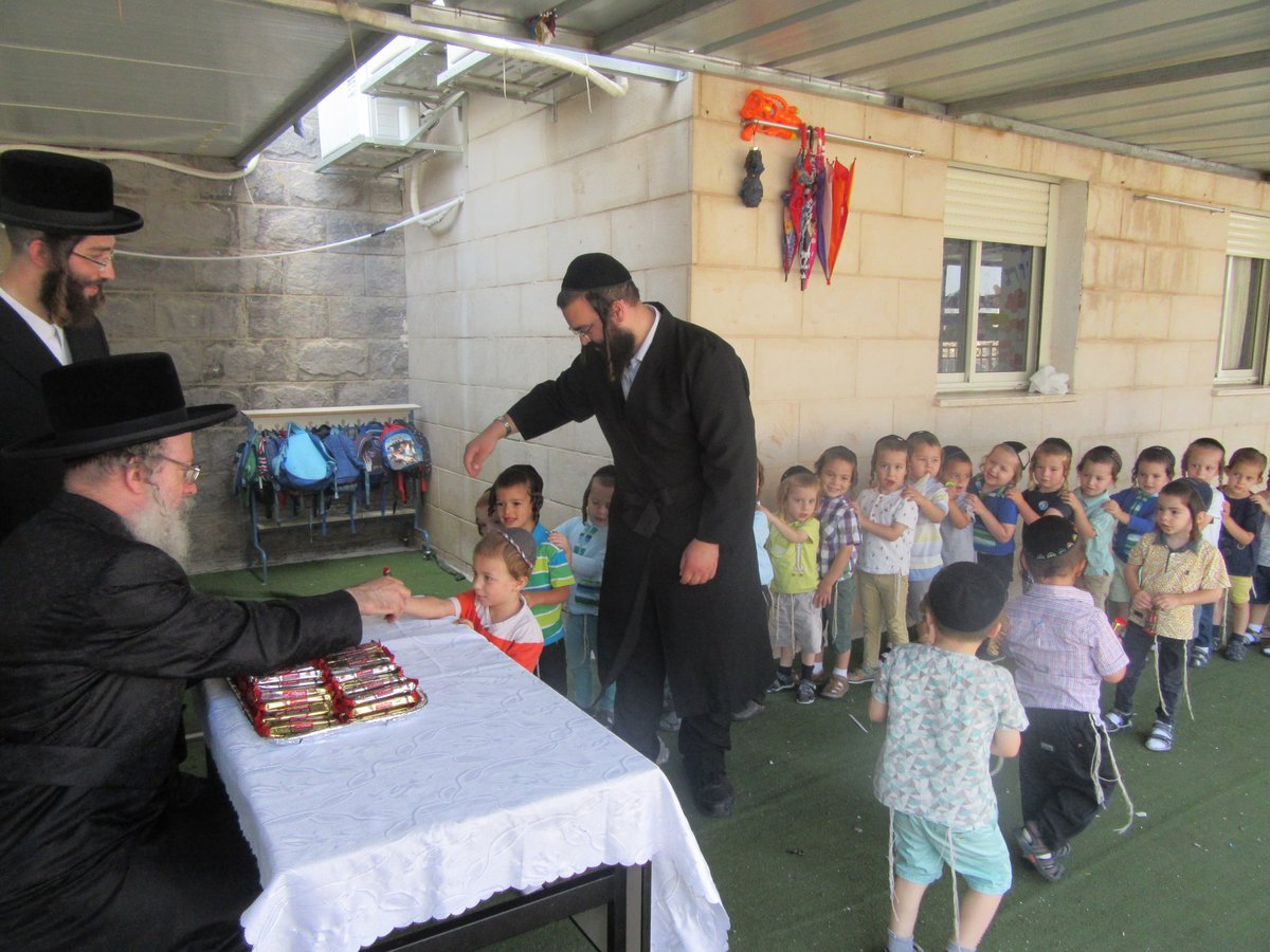 'מסיבת החומש' לילדי חסידות צאנז בטבריה