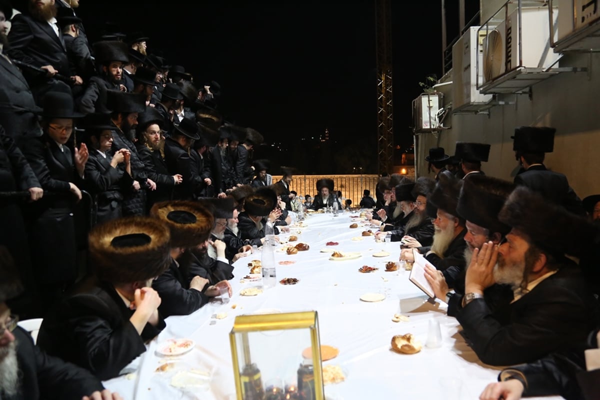 צפו בתיעוד: האדמו"ר מביאלה שבת ברחבת הכותל