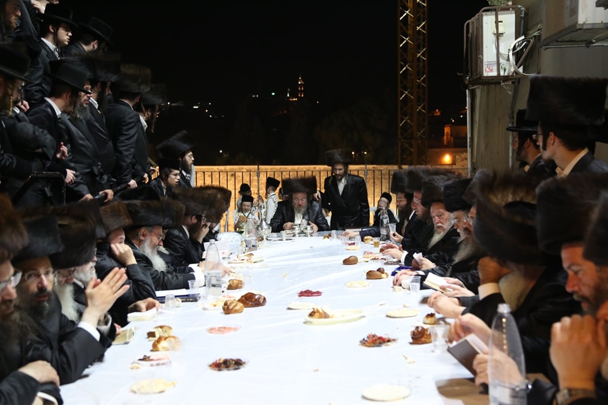 צפו בתיעוד: האדמו"ר מביאלה שבת ברחבת הכותל