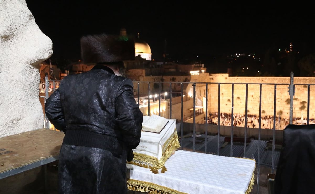 צפו בתיעוד: האדמו"ר מביאלה שבת ברחבת הכותל