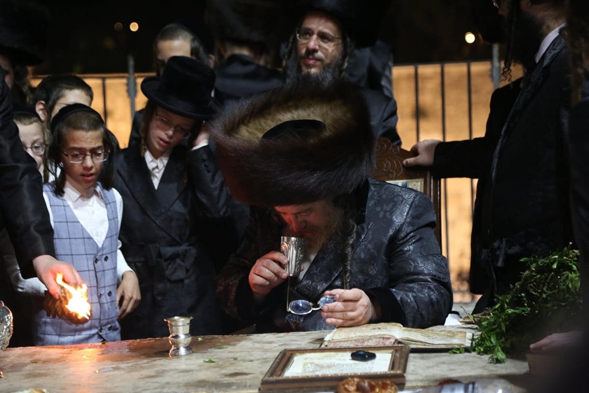 צפו בתיעוד: האדמו"ר מביאלה שבת ברחבת הכותל