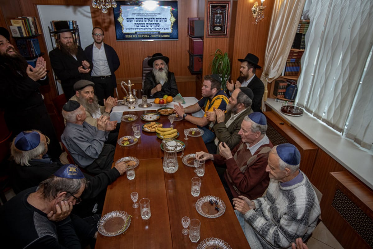 'טיש' במוסקבה לכבוד ר"ח מנחם-אב. תיעוד