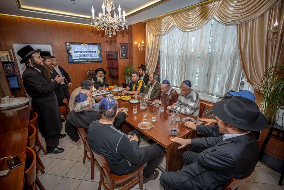 'טיש' במוסקבה לכבוד ר"ח מנחם-אב. תיעוד