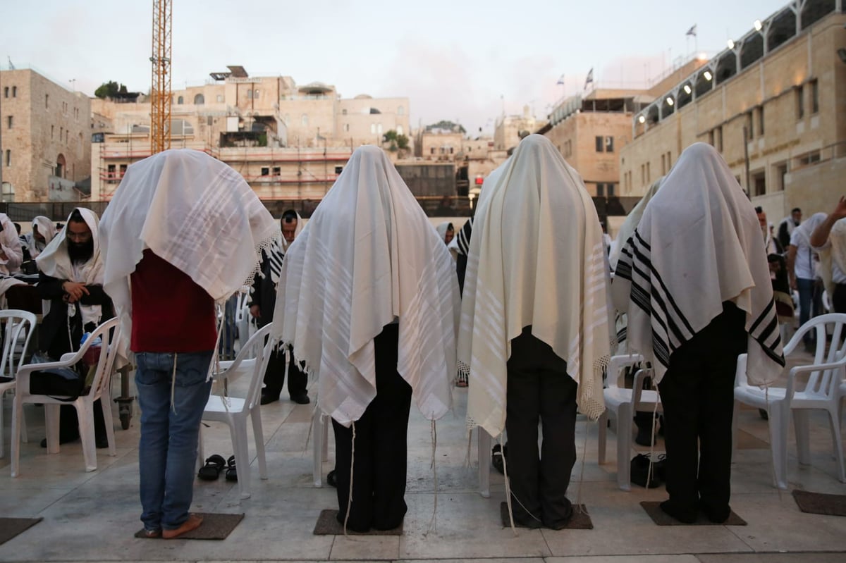 תיעוד: תפילת שחרית ליד שריד בית מקדשנו