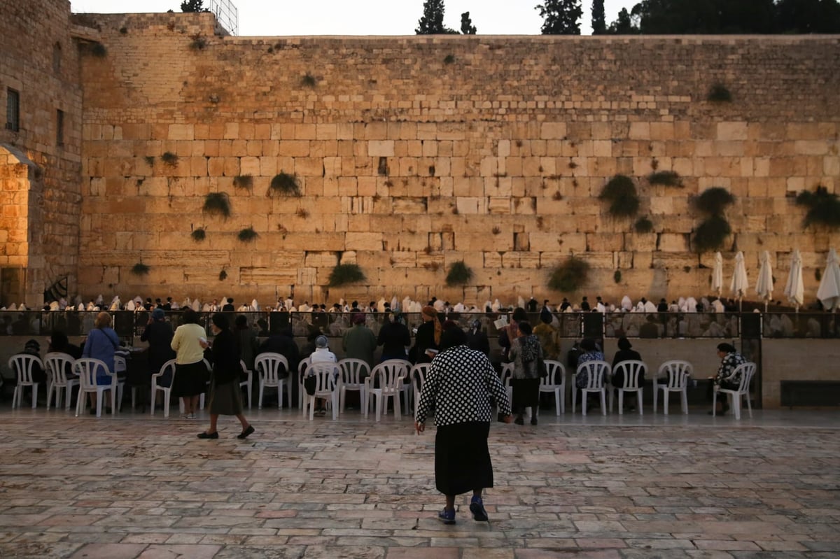 תיעוד: תפילת שחרית ליד שריד בית מקדשנו