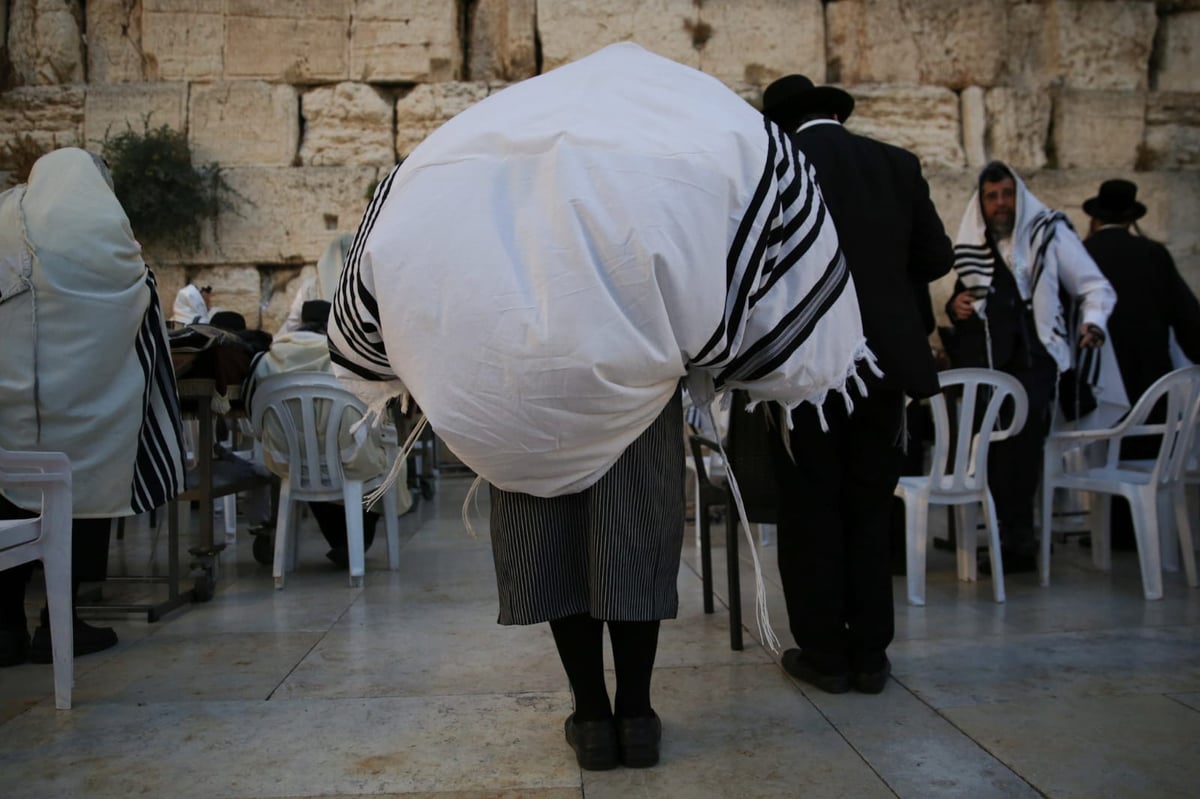 תיעוד: תפילת שחרית ליד שריד בית מקדשנו