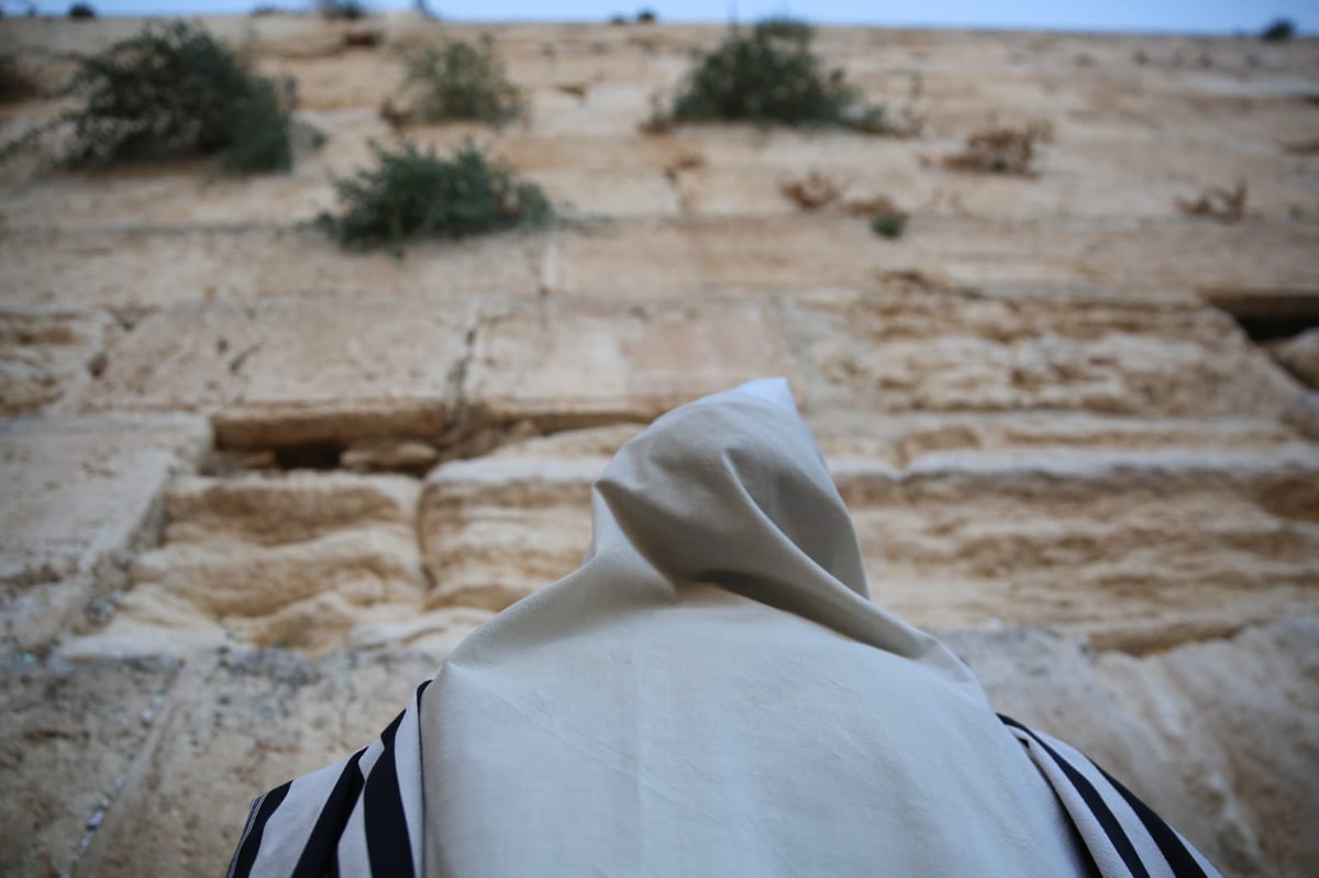 תיעוד: תפילת שחרית ליד שריד בית מקדשנו