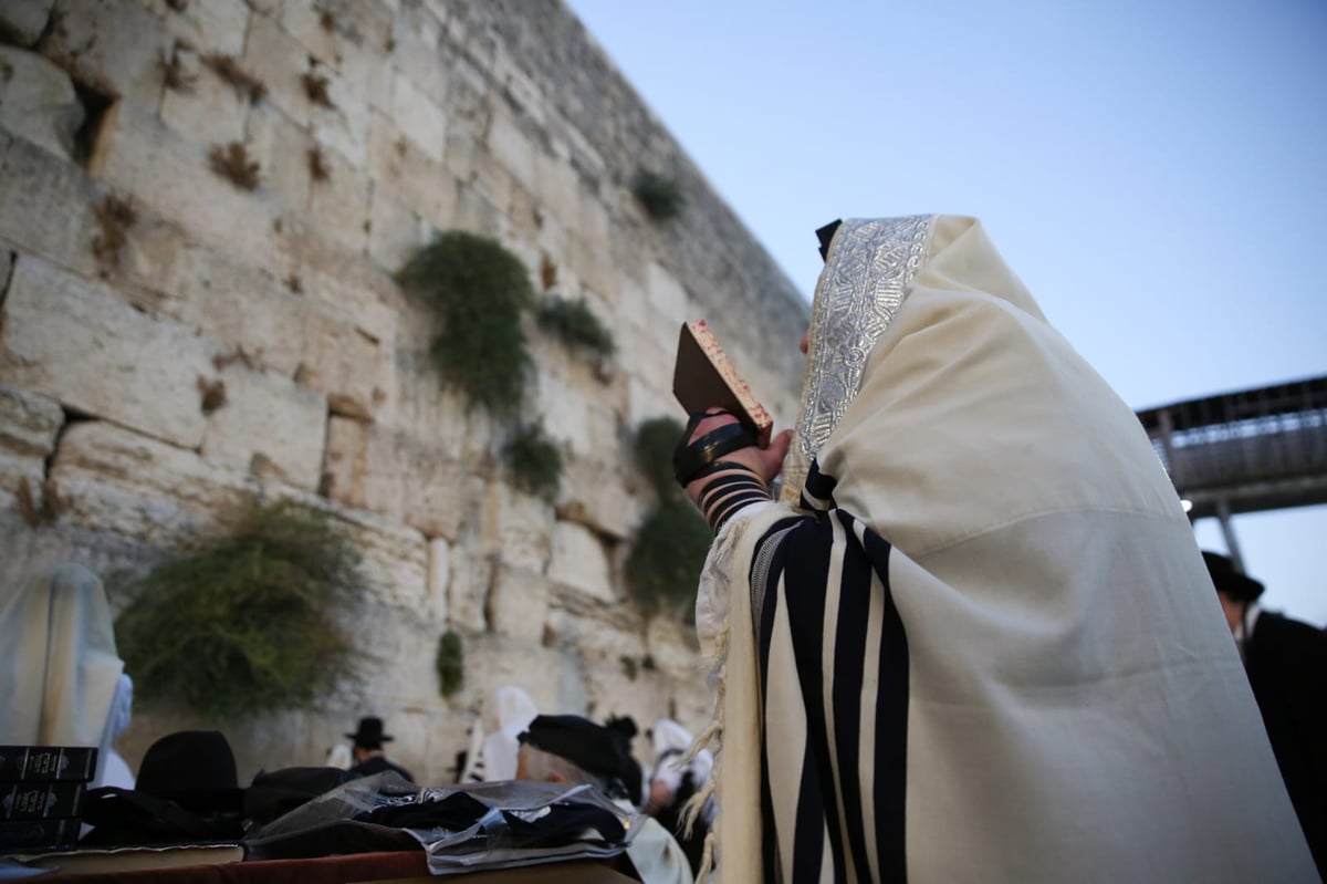 תיעוד: תפילת שחרית ליד שריד בית מקדשנו