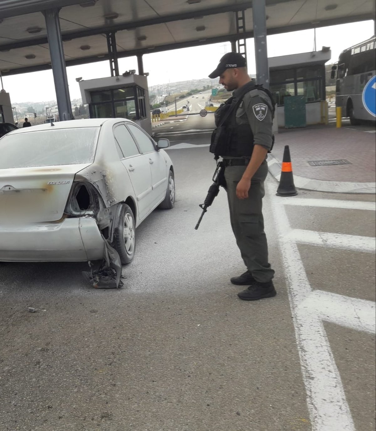 מעבר עופר: רכב עלה באש, הנהגת חולצה